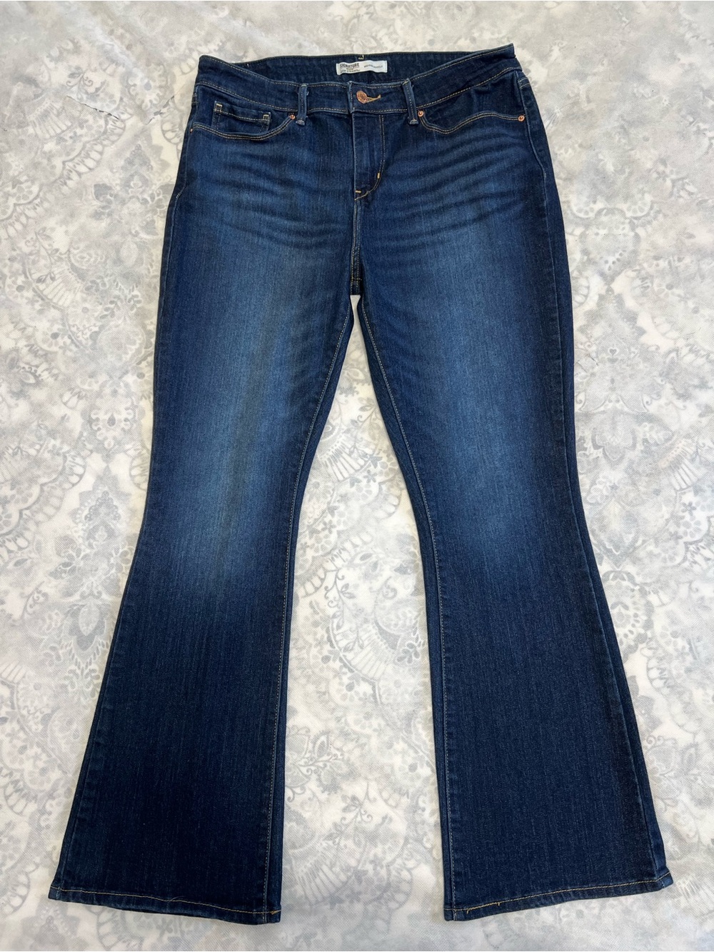Levi Signature Mid Rise Bootcut 32 x 30 Women's Sz 14 Short Jeans Dark Country